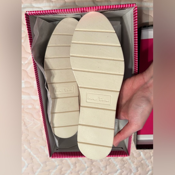 MeToo NWT Size 8 Tan Loafer Slip On Wedge - Picture 9 of 9